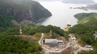 Das Kabelverlegeschiff Skagerrak im Vollesfjord, Norwegen Ein Schiff verlegt Seekabel in norwegischer Bucht