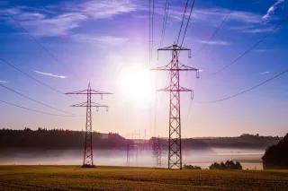 Strommasten Strommasten vor aufgehender Sonne
