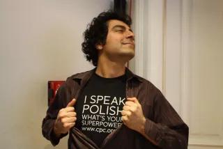 Feras Daboul Foto von Feras Daboul. Auf seinem T-Shirt steht: "I speak Polish - What's your superpower?"