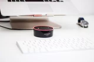 Alexa ist eines der Sprachsysteme, die das Internet der Dinge in die Wohnzimmer gebracht hat