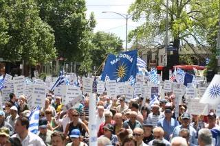 Demonstration Griechischer Makedonier/innen Demonstrierende Menschen mit Bannern und Plakaten