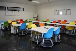 Bunte Stühle im Klassenzimmer Bunte Stühle im Klassenzimmer