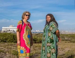 Die Preisträgerinnen des Goldman Umweltschutzpreises in der Nähe des Kernkraftwerks Koeberg in Kapstadt Makoma Lekalakala und Liz McDaid in der Nähe des Kernkraftwerks Koeberg in Kapstadt