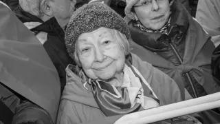 Eine engagierte Bürgerin der Stadt Macerata in Italien bezieht Stellung gegen Faschismus und Rassismus, bei einer Demonstration am 10. Februar 2018.