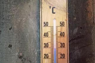 Der Unterschied zwischen 1,5 und 2 Grad Erderwärmung ist enorm Ein altes Thermometer an Holzwand