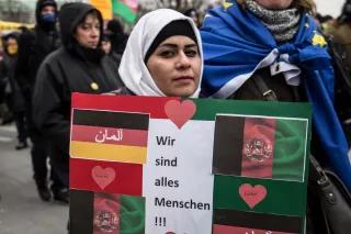 Eine Frau demonstriert auf einer Demo in Hamburg gegen die Abschiebung nach Afghanistan