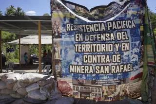 Das Filmfestival „Erinnerung, Wahrheit und Gerechtigkeit“ zeigt Filme gegen das Schweigen. Protestbanner gegen die illegale Silbermine San Rafael in Casillas. Santa Rosa.
