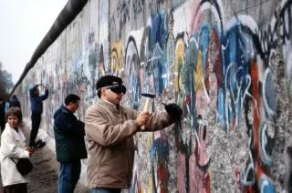 Ostdeutschland: Foto von der Berliner Mauer beim Mauerfall