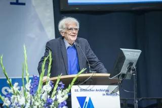 Hans-Christian Ströbele Hans-Christian Ströbele auf dem Archivtag 2018 in Rostock
