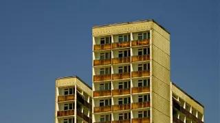 Ostdeutschland: Foto von einem hohen Haus vor blauem Himmel