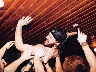 Ostdeutschland: Mitglied der Band Feine Sahne Fischfilet wird von Fans auf Händen getragen