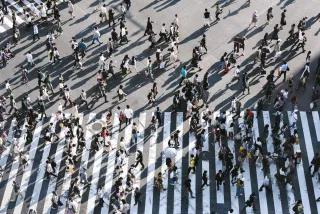 Kommunale Verkehrswende: Zufußgehen für die Verkehrswende Kommunale Verkehrswende. Fußverkehr. Zufußgehen. Foto von Menschen auf einem Zebrastreifen