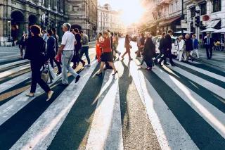 Kommunale Verkehrswende in Wien. Foto Menschen gehen über einen Zebrastreifen