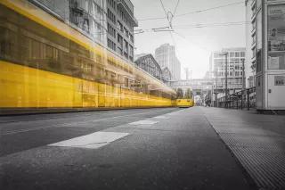 Kommunale Verkehrswende mit ÖPNV. Foto einer fahrenden Straßenbahn