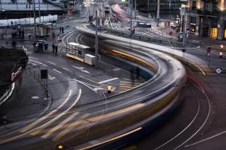 Kommunale Verkehrswende in Zürich. Best Practice öffentlicher Nahverkehr. Foto einer fahrenden Straßenbahn