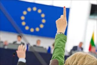 Die Europäische Union: die Aussetzung von Handelspräferenzen und die Sanktionslogik Die Europäische Union: Abstimmung im Parlament. Foto von einem Finger vor der Fahne