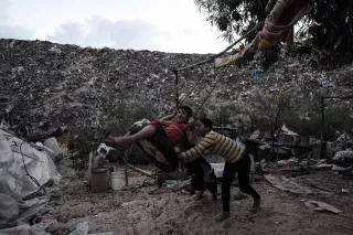 Abfallwirtschaft in Gaza: Gefahren und Herausforderungen Bild: Spielende Kinder nahe ihres Wohnorts in Khan Younis (Gaza). Im Hintergrund ist eine wilde Müllkippe zu sehen.