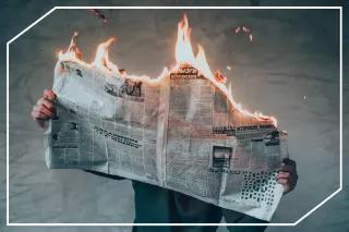 Mitteleuropas Medien werden vereinnahmt Mitteleuropas Medien werden vereinnahmt: Foto von einem Mann, der eine brennende Zeitung in der Hand hält