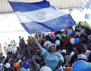 Eine Salvadorianerin schwenkt die Nationalfahne Vor den Präsidentschaftswahlen in El Salvador: Eine Salvadorianerin schwenkt die Nationalfahne