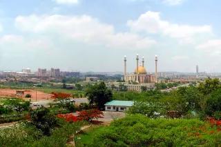 Blick auf die Skyline Abujas. Am hervorstechendsten zeigt sich die Große Moschee