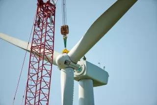 Persönliche Perle - Windenergie Persönliche Perlen - Mit einem Kran wird der Auftriebsläufer einer Windkraftanlage auf seinen Turm montiert.