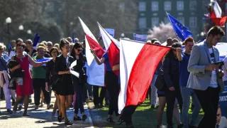 Menschen demonstrieren in Polen vor der Europawahl