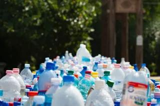 Ein gemeinsamer Kampf gegen Plastik - Das Vereinigte Königreich hat den drittgrößten Plastikverbrauch der EU Ein gemeinsamer Kampf gegen Plastik - Das Bild zeigt eine große Menge leerer Plastikflaschen