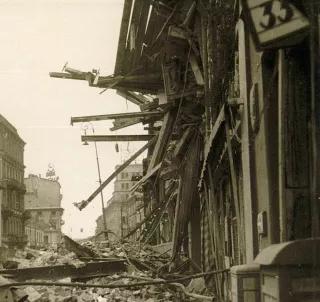 Die Zerstörung Warschaus begann im September 1939 mit Luftangriffen. Zerstörung Warschaus im September 1939 durch Luftangriffen.