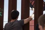 BorderEncuentro2017 Mexiko unter Präsident López _ Bild: Ein Protestant an der Grenze der USA