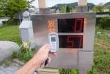 Der Autor vergleicht die Messwerte des Hand-Geigerzählers mit denen der offiziellen Messstelle in Iitate, Präfektur Fukushima, 31. August 2013.