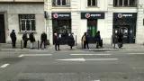 Schlange vor einem Supermarkt in Paris Schlange vor einem Supermarkt in Paris