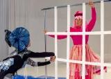 Zwei Frauen im Kostüm 