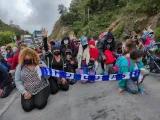 Migrant/innen der Karawane beim Gebet, bevor sie am 16. Januar 2021 am Übergang El Florido die Grenze nach Guatemala passierten.