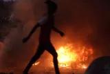 Junger Protestierender vor Feuer