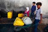 Kinder holen Wasser