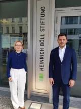 Inna Sovsun und Yehor Cherniev stehen vor der Heinrich-Böll-Stiftung