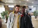 Birikhabosse Camera mit dem tunesischen Aktivisten Omar ben Amor in Sfax. Sie engagieren sich in der Hafenstadt Sfax für das Zusammenleben von Migrant*innen und Tunesier*innen. Beide fürchten, dass die Gewalt gegen Migrant*innen auch nach dem Ende der Verhaftungswelle weiter geht. Birikhabosse Camera mit dem tunesischen Aktivisten Omar ben Amor in Sfax. Sie engagieren sich in der Hafenstadt Sfax für das Zusammenleben von Migrant*innen und Tunesier*innen. Beide fürchten, dass die Gewalt gegen Migrant*innen auch nach dem Ende der Verhaftungswelle weiter geht