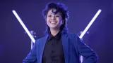 Ein Drag King trägt blau vor einem blauen Hintergrund