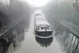 Transportschiff auf dem Kanal in grauem Nebel