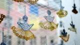 "Engel der Ukraine" Gehäkelte Engel in blau-gelb vor einer Fensterscheibe
