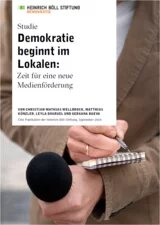Cover der Publikation - Person hält Mikrofon und Notizblock, schreibt mit Stift. Links Text zur Studie der Heinrich-Böll-Stiftung über lokale Demokratie.
