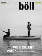 Foto in schwarz-weiß von zwei Männern im Anzug in einem Kanu, einer angelt, der andere schaut in die entgegengesetzte Richtung durch ein Fernglas.