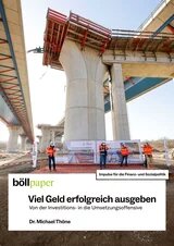 Vier Personen in Schutzkleidung stehen unter einer im Bau befindlichen Brücke mit großen Betonpfeilern und roten Absperrungen.