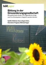 Cover der Publikation "Bildung in der Einwanderungsgesellschaft", Hintergrundbild: Eine Tafel in einem Klassenzimmer auf der "Willkommen Klasse" steht, daneben eine gemalte Schultüte.