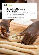 Zwei Hände formen Teig auf einer Arbeitsfläche. Darüber steht der Titel „Zwischen Hoffnung und Hürden“ zur Fachkräfte-Einwanderung.
