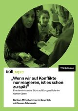 Eine Frau spricht mit einer Person, ein Mädchen sitzt daneben. Titel: „Wenn wir auf Konflikte nur reagieren, ist es schon zu spät.“