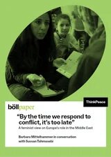 Eine Frau spricht mit einer Person und macht Notizen; ein Mädchen sitzt daneben. Titel: „By the time we respond to conflict, it’s too late“.