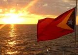 Osttimor Flagge beim Sonnenuntergang