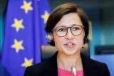 Hannah Neumann steht vor der Flagge der europäischen Union und redet in ein Mikrofon