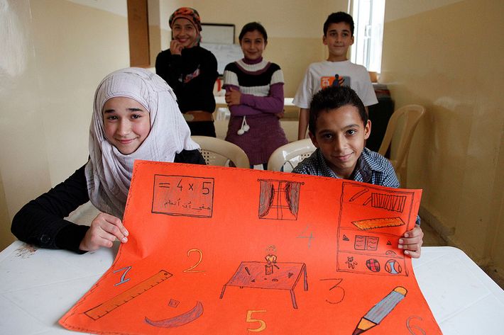 Syrische Kinder in der Schule im Libanon Kinder mit einem gemalten Bild im Klassenraum